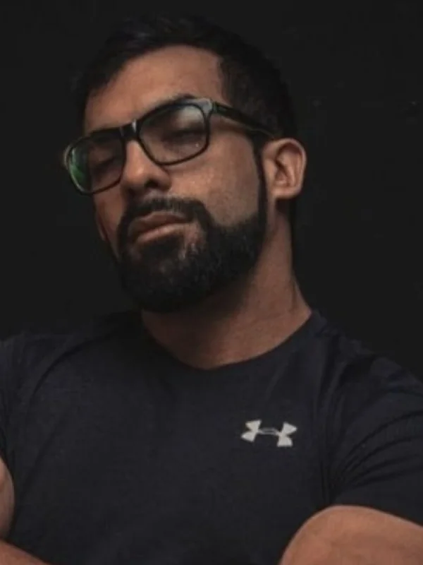 Marcos Cavallaro, entrenador, retrato de estudio sobre fondo negro.