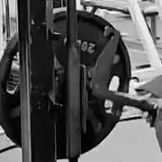 Detalle recortado de la misma sesión: el disco de 20 kilos cargado en la barra.